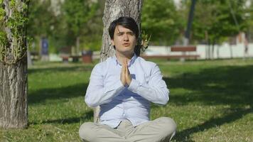 Christian Jeune homme prière sur le sol. video