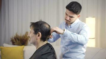 el hijo quien cortes su del padre cabello. video