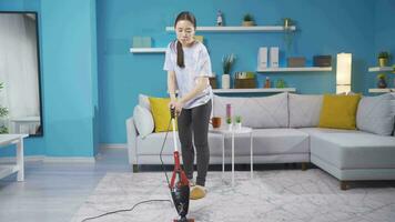 Aziatisch jong vrouw schoonmaak huis met vacuüm schoner. video