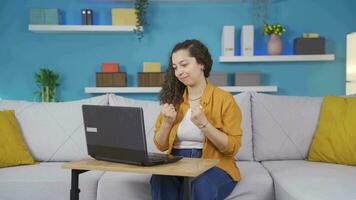 das jung Frau Wer habe wütend beim Was sie sah auf das Laptop. video