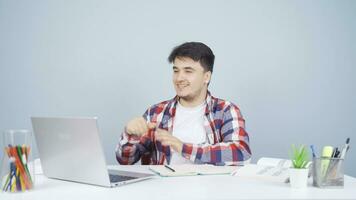 homem fazer vídeo ligar em computador portátil. video