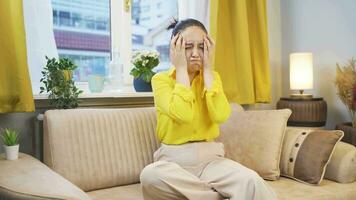 Frau haben ein nervös Nervenzusammenbruch beim Zuhause ist schreien. video