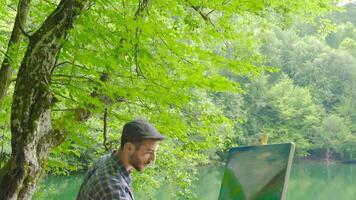 peintre La peinture dans le forêt. video