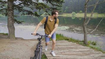 Radfahren durch das See. video