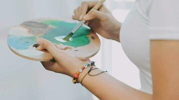 attrayant Jeune femme assister une La peinture atelier, ayant amusant, créer un inspiré art travail à art studio video