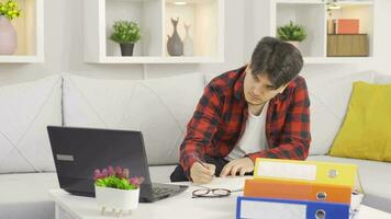 Lazy man doesn't want to work from home and looks at empty files. video