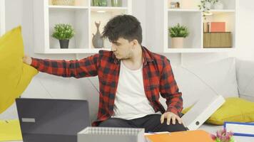 il pigro uomo è guardare per documenti nel il pasticcio e è contento per trova esso. video