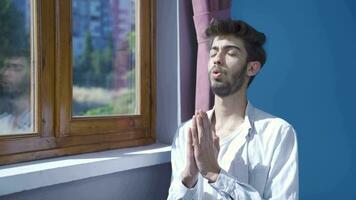 homem dentro meditação dentro frente do a janela. video