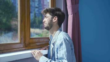 el hombre gritos para ayuda desde el ventana. video