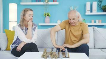 el hombre quien gana el ajedrez chistes con su esposa. divertido tiempo. video