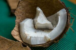 feo orgánico roto podrido Coco. pelar y blanco por dentro de un mohoso Coco. estropeado alimentos foto