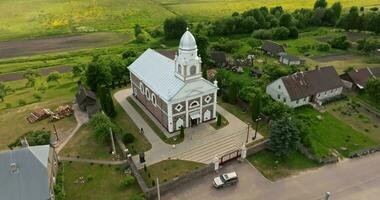 antenne visie en voorbij vliegen over- oud tempel of Katholiek kerk in platteland video