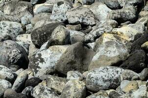 un pila de rocas en el playa foto