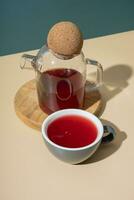 taza y vaso tetera con arándano té minimalista todavía vida foto