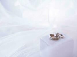 diamante compromiso Boda anillos en nupcial velo. Boda accesorios, San Valentín día y Boda día concepto. foto