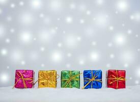 vistoso regalo caja con brillante ligero para Navidad y nuevo año Días festivos fondo, invierno estación, que cae nieve, Copiar espacio para Navidad y nuevo año Días festivos saludo tarjeta. foto
