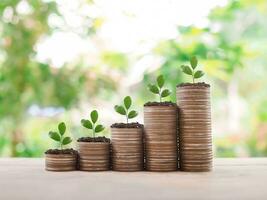 plantas creciente arriba en apilar de monedas el concepto de ahorro dinero, financiero, inversión y negocio creciente. foto