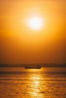 puesta de sol a el bahía de Bengala Oceano foto