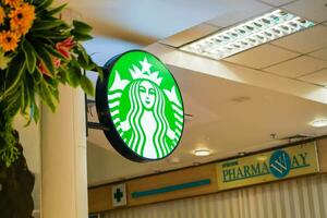 Chiangmai ciudad, cm, 2022 - de cerca y cosecha negocio bandera de Starbucks café en Chiangmai internacional aeropuerto. Starbucks es un café tienda franquicia conocido para sus firma asados. foto