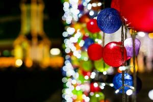 de cerca y cosecha Decorar tejido pelota en borroso y bokeh de Navidad fiesta Encendiendo y noche hora antecedentes. foto