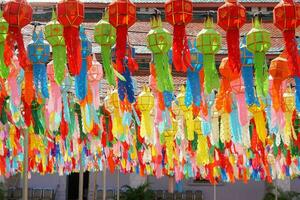 vistoso tailandés lanna estilo linternas a colgar en frente de el templo en cien mil linternas festival, lumphun, tailandia foto