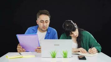 el Pareja mirando a el archivo y consiguiendo enojado obtiene enojado a el archivo. video