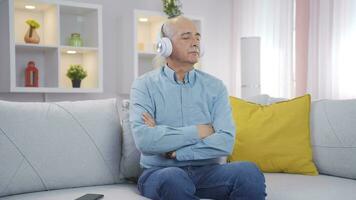 homme écoute à la musique avec écouteurs est malheureux et triste. video