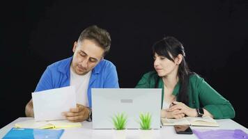 le couple qui lis et signé le document. video