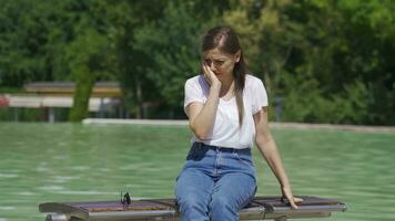 triste et solitaire femme pleurs dans le parc. video