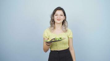 een persoon wie diëten en eet gezond. ze eet salade en dansen. video