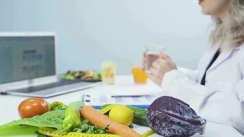 dietético explicando sano estilo de vida fórmula a paciente. video