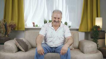 positivo homem feliz e sorridente. video