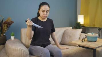 The woman who wanted to kill herself with a knife. video