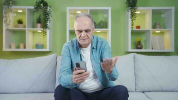 The old man motivates the other person with a video call.