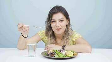 dietista come salada. saudável comendo. video