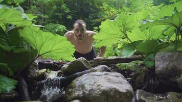 hombre haciendo Lagartijas en naturaleza. lento movimiento. video