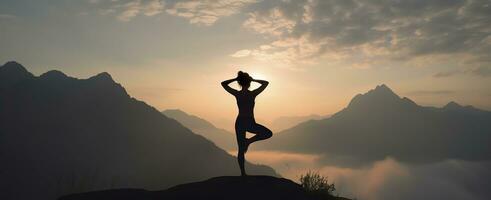 silueta de un mujer practicando yoga en el cumbre con montaña antecedentes. ai generado foto