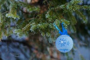 azul pelota Navidad juguete en el de un Navidad árbol rama. Navidad en el ciudad. antecedentes para el nuevo año. foto