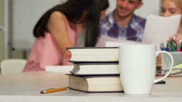 gruppo di studenti Lavorando insieme su un' progetto video