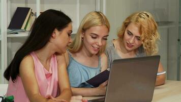 Tres alegre hembra estudiantes leyendo un libro juntos video