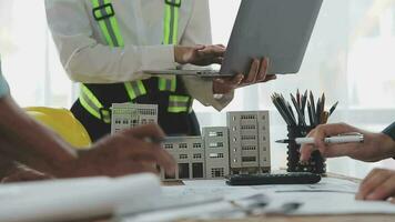 arquitectónico ingeniero equipo reunión utilizar de planos, construcción dibujos y cálculos para arquitectónico proyectos y Ingenieria herramientas en el lugar de trabajo técnico estructura concepto. video