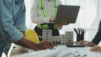 arquitectónico ingeniero equipo reunión utilizar de planos, construcción dibujos y cálculos para arquitectónico proyectos y Ingenieria herramientas en el lugar de trabajo técnico estructura concepto. video