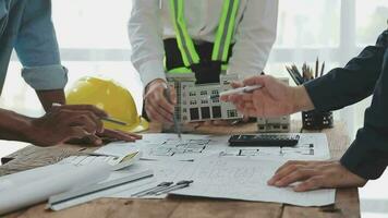 arquitectónico ingeniero equipo reunión utilizar de planos, construcción dibujos y cálculos para arquitectónico proyectos y Ingenieria herramientas en el lugar de trabajo técnico estructura concepto. video