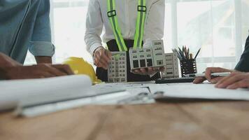 arquitectónico ingeniero equipo reunión utilizar de planos, construcción dibujos y cálculos para arquitectónico proyectos y Ingenieria herramientas en el lugar de trabajo técnico estructura concepto. video