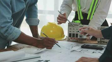 arquitectónico ingeniero equipo reunión utilizar de planos, construcción dibujos y cálculos para arquitectónico proyectos y Ingenieria herramientas en el lugar de trabajo técnico estructura concepto. video