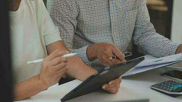 multiethnisch Gruppe von glücklich Geschäft Menschen Arbeiten zusammen, Treffen und Brainstorming im Büro mit Computer, Laptop, Tablette, und Handy, Mobiltelefon Telefon. video