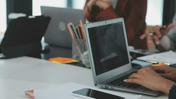 multiethnisch Gruppe von glücklich Geschäft Menschen Arbeiten zusammen, Treffen und Brainstorming im Büro mit Computer, Laptop, Tablette, und Handy, Mobiltelefon Telefon. video