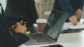 multi-etnisch groep van gelukkig bedrijf mensen werken samen, vergadering en brainstorming in kantoor gebruik makend van computer, laptop, tablet, en mobiel telefoon. video