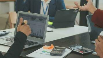 multiethnisch Gruppe von glücklich Geschäft Menschen Arbeiten zusammen, Treffen und Brainstorming im Büro mit Computer, Laptop, Tablette, und Handy, Mobiltelefon Telefon. video