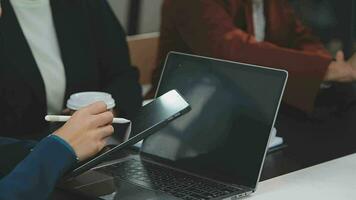 multiethnisch Gruppe von glücklich Geschäft Menschen Arbeiten zusammen, Treffen und Brainstorming im Büro mit Computer, Laptop, Tablette, und Handy, Mobiltelefon Telefon. video